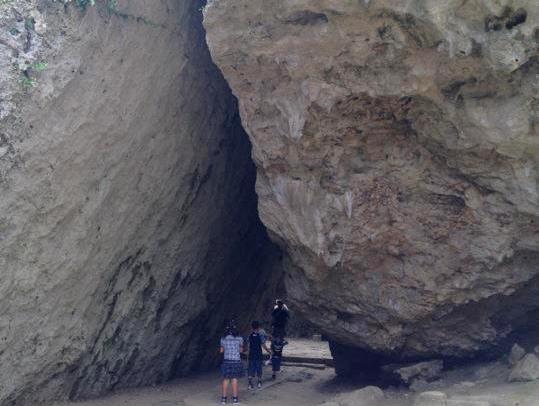 巨大な岩が特徴的で神秘的な聖地、静寂に息づく斎場御嶽