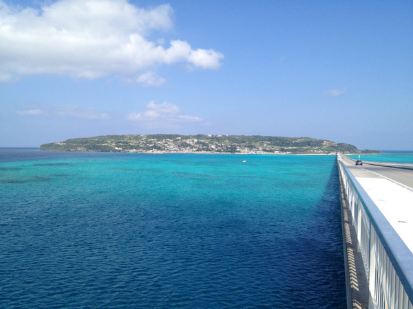 エメラルドグリーンの美しさで知られる沖縄本島北部にある古宇利島