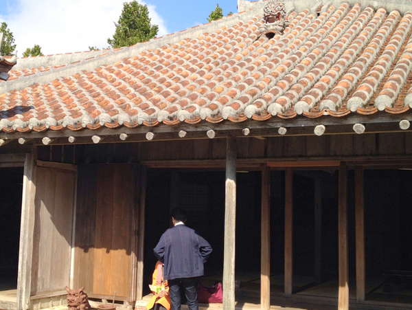 沖縄らしい青空を背景に赤瓦が特徴的な中村家